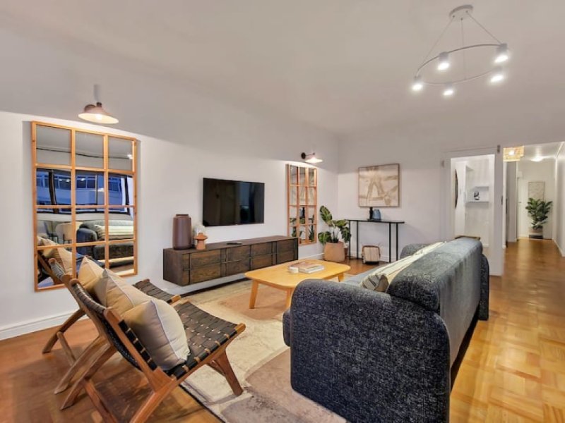 Tranquil 2 Bed Beach-Front in Sea Point 