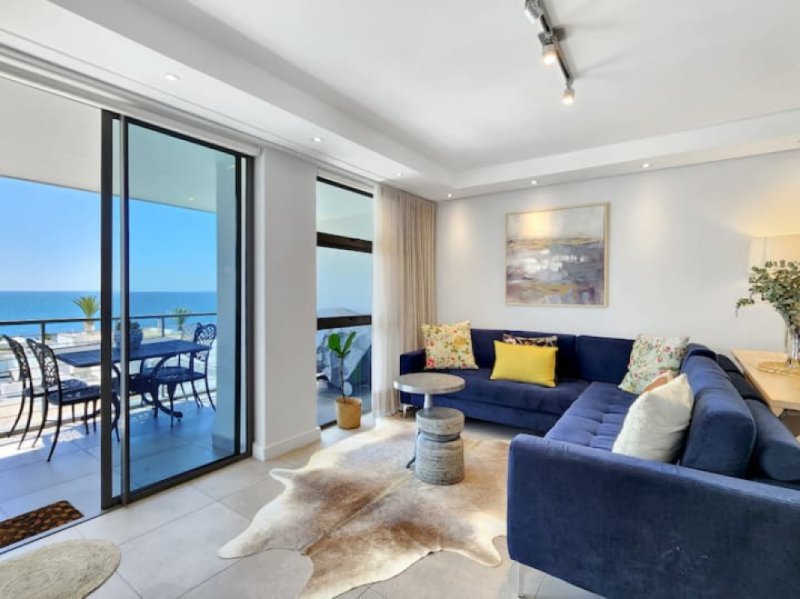 Elegant 2 Bed, W/ Pool & Ocean views in Sea Point