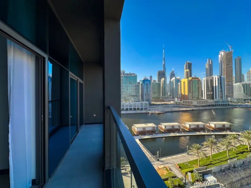 Luxury 1BR in 15 Northside Tower with Canal View