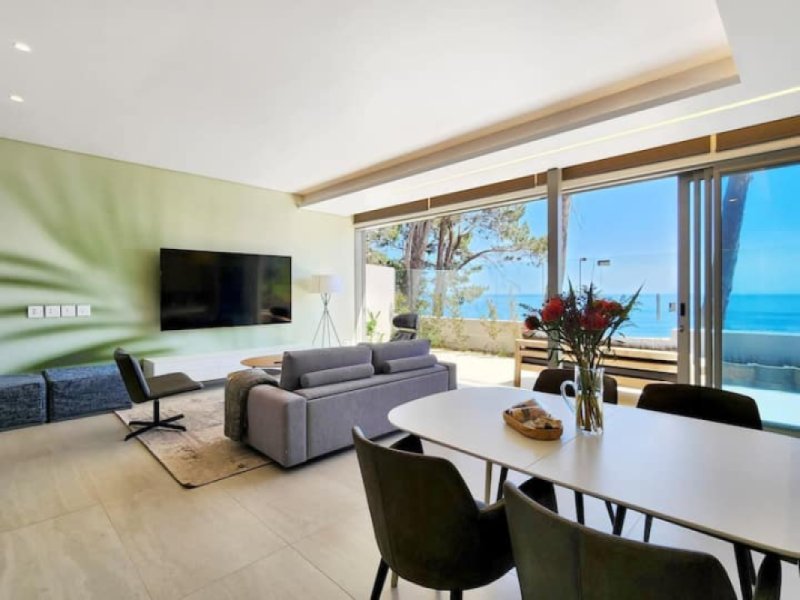 Serene 1 Bedroom with Incredible Ocean views & Hot Tub In Camps Bay