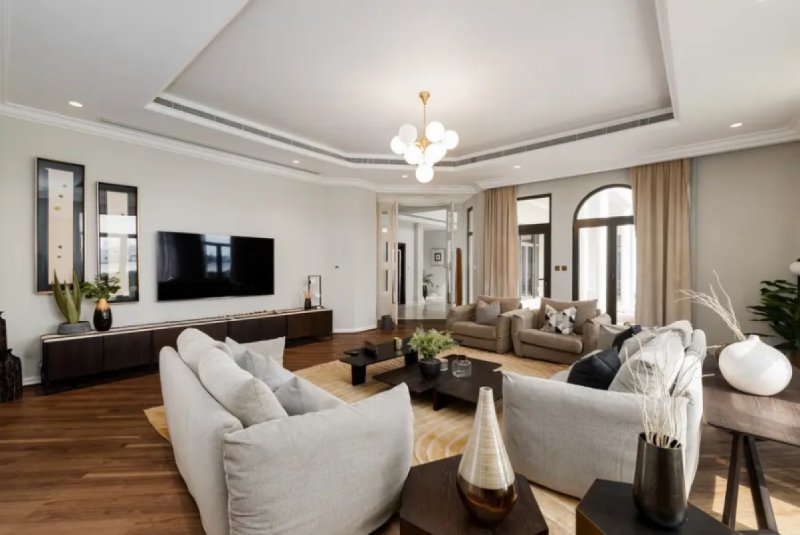 Beachfront 6BR Villa with Private Pool at the Palm