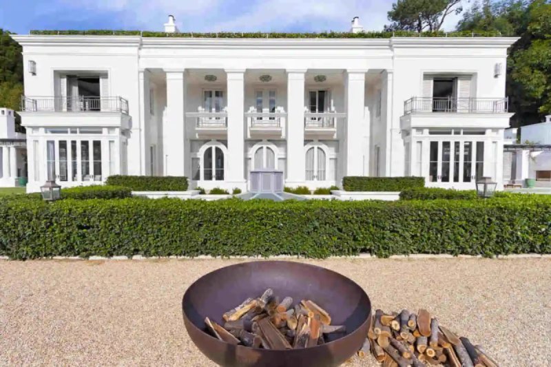 Calatrava Villa –6 Beds Victorian Elegance with Mountain Views in Bishopscourt, Cape Town