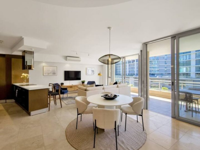 Spacious One Bedroom Over The Canal In V&A Waterfront