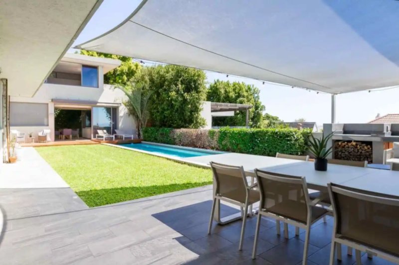 Emerald Villa – 5BR Seaside Sophistication in Fresnaye