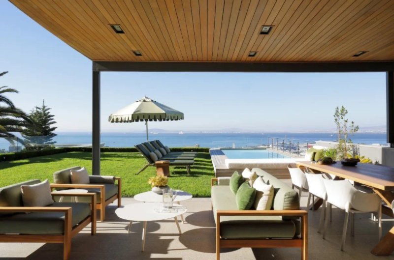 Merriman Views – 4BR Elevated Luxury Overlooking Table Bay