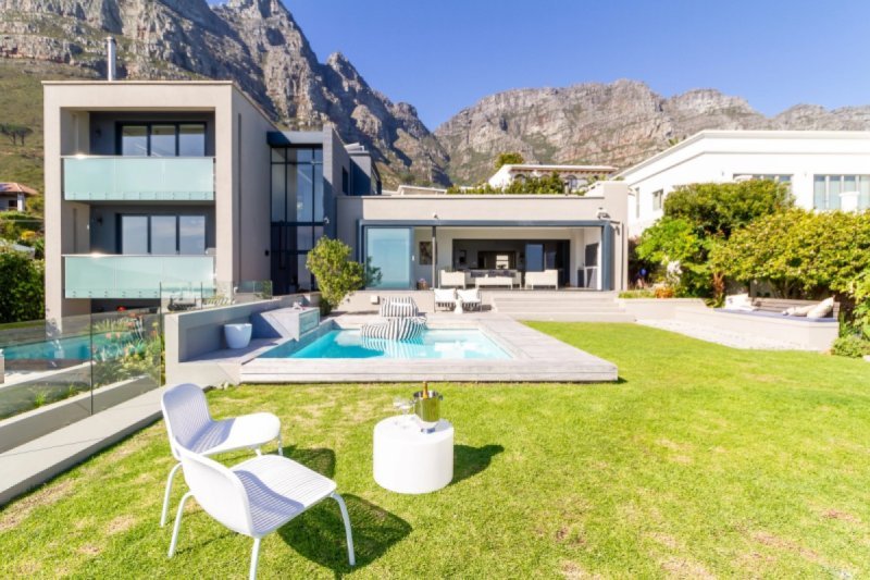 Moonstone Villa – A 5BR Stylish Coastal Retreat in Camps Bay