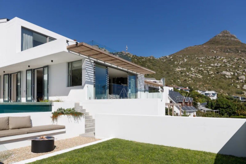 Ocean Dream – 4BR Contemporary Coastal Luxury in Llandudno