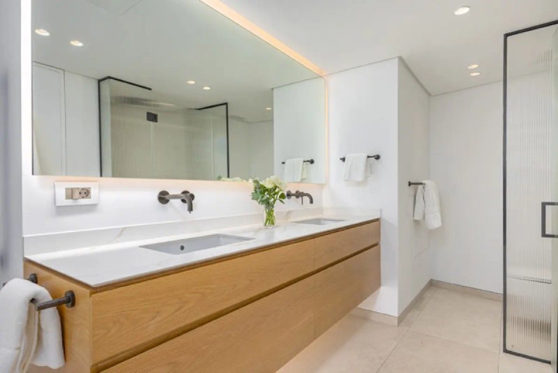 Ravine Cove Penthouse – Refined Coastal Living in Bantry Bay