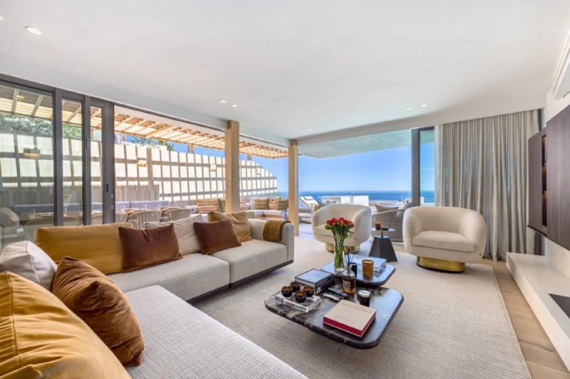 Ravine Cove Penthouse – 3BR Refined Coastal Living in Bantry Bay