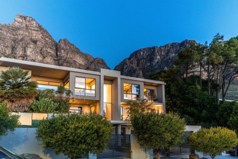 Sapphire Seas – 5BR Elevated Luxury in the Heart of Camps Bay