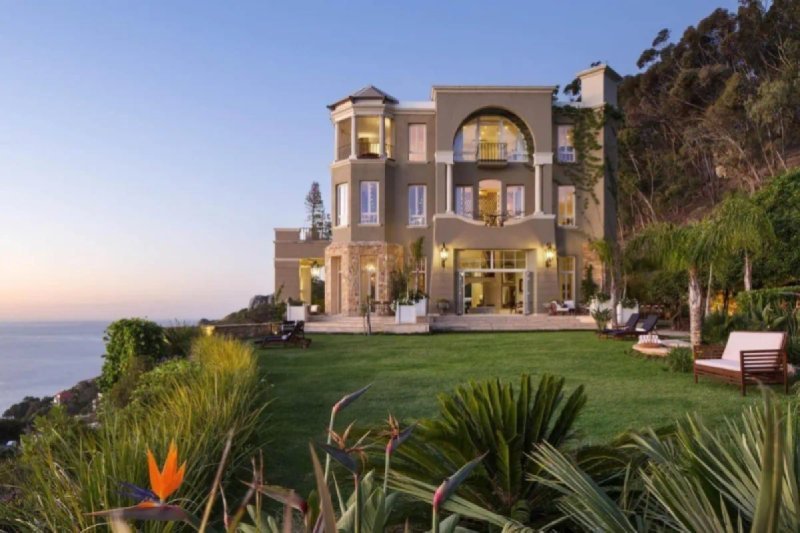 Castle Views – 6BR Timeless Elegance on Nettleton Road