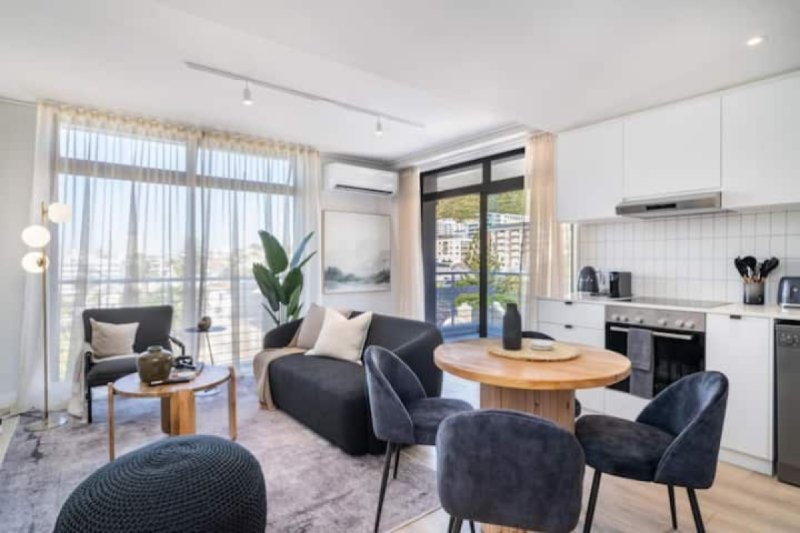 Light Filled 1 Bedroom in Central Sea Point