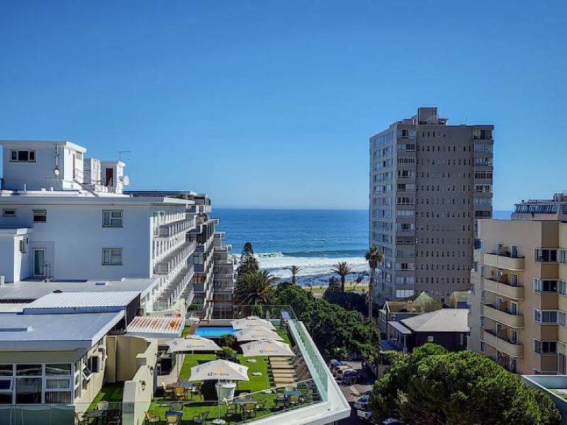 Gorgeous 2Bed w/ Ocean Views Heart of Sea Point