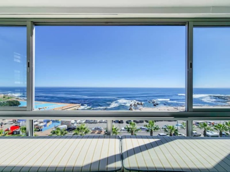 Windows To The Atlantic: 2 Bedrooms in Sea Point Promenade 