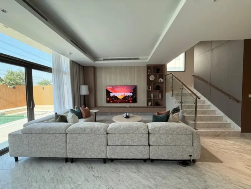 4Bed Villa with Maid & Driver Room | Private Pool In District One